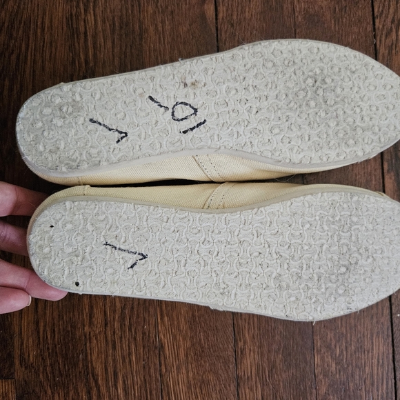 TOMS NWT - Picture 5 of 5